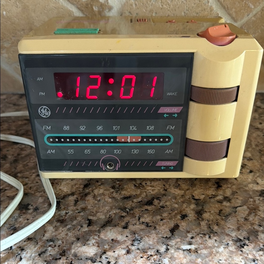 Vintage General Electric (GE) P'Jammer AM/FM alarm clock radio from the 80s.